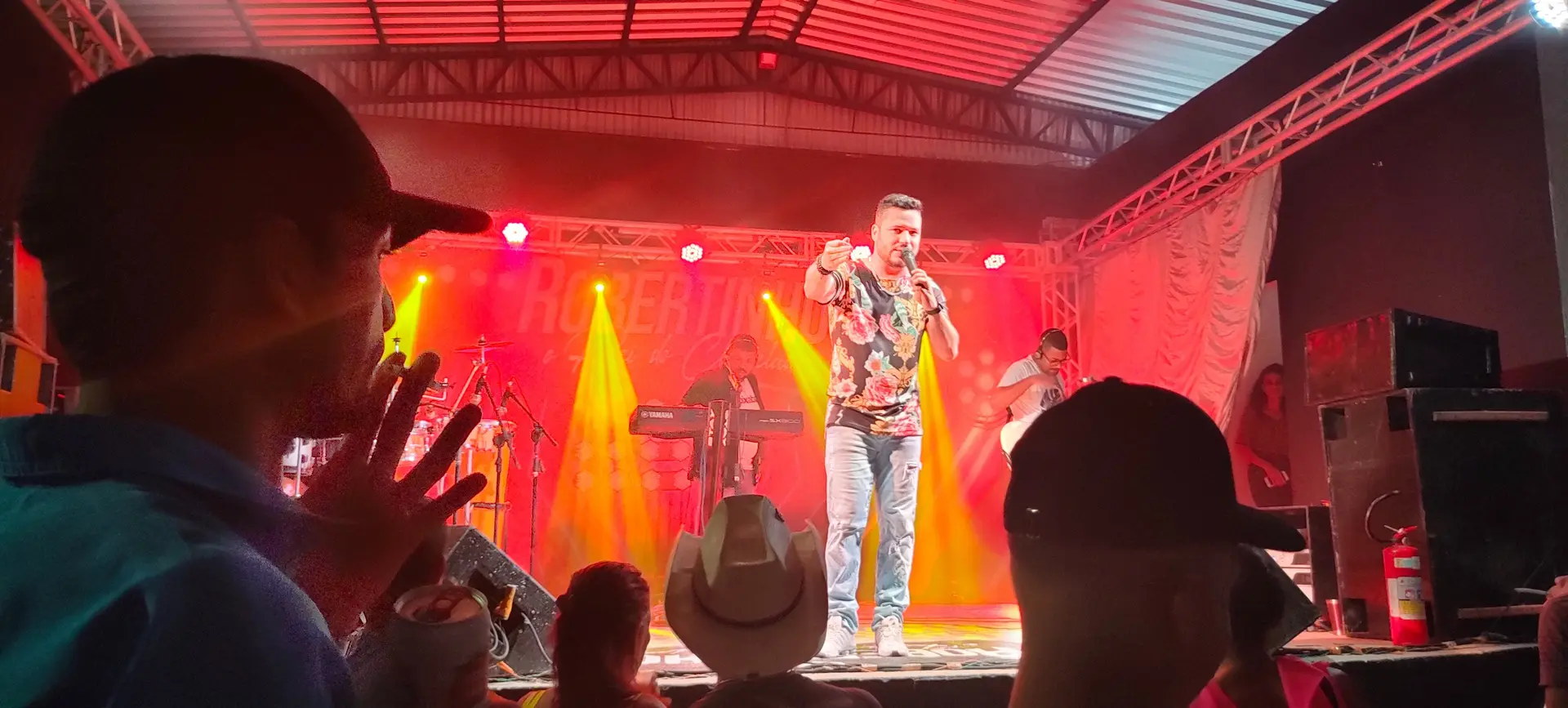 Robertinho durante uno show dal vivo